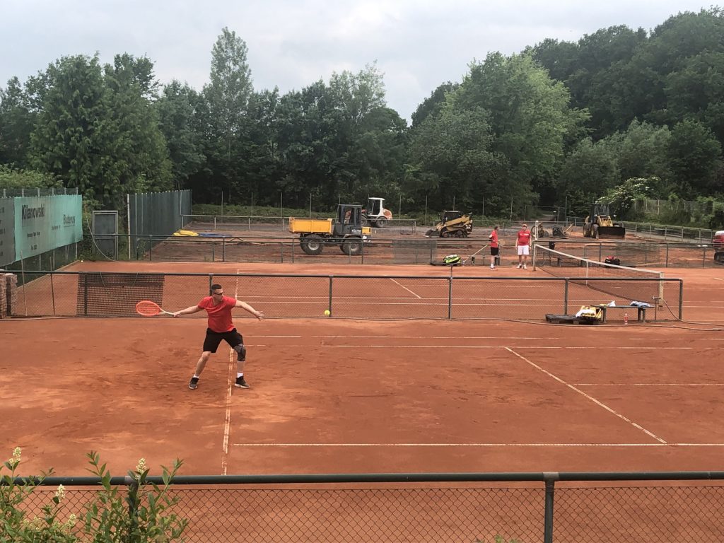 Die Mannschaften des TUS trugen ihre Spiele in diesem Jahr bisher auf 2 Plätzen aus. Michael Koch, Sportwart und Spieler der Herren 30, konnte beim Heimspiel gegen Greven dabei deutlich einen Punkt zum 6:0 Gesamtsieg der Mannschaft beisteuern.